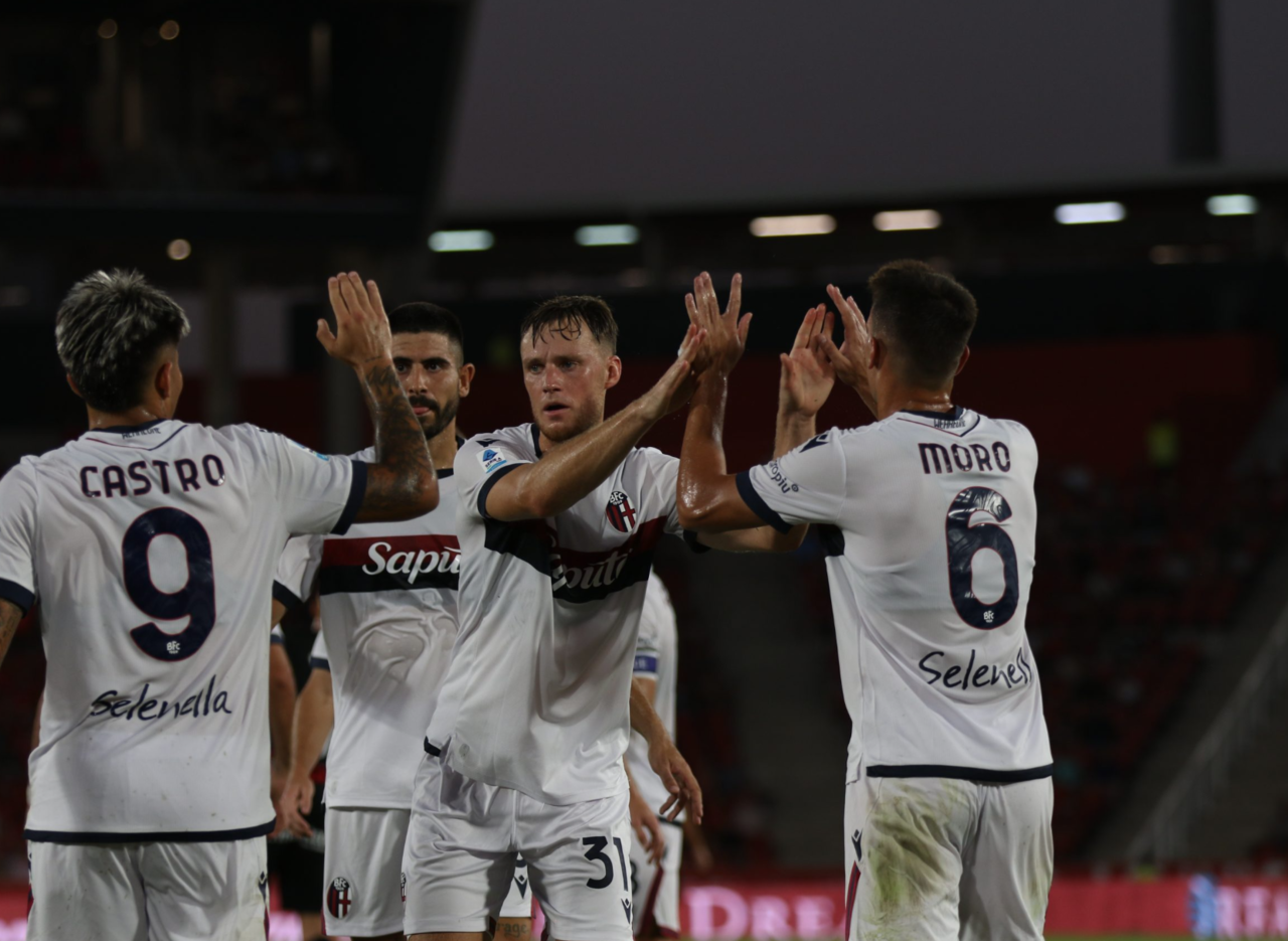 Santiago Castro, Martin Erlic, Sam Beukema e Nikola Moro