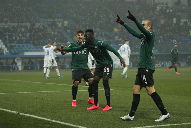 Orsolini, Barrow e Palacio esultano dopo un gol (ph. bolognafc.it)